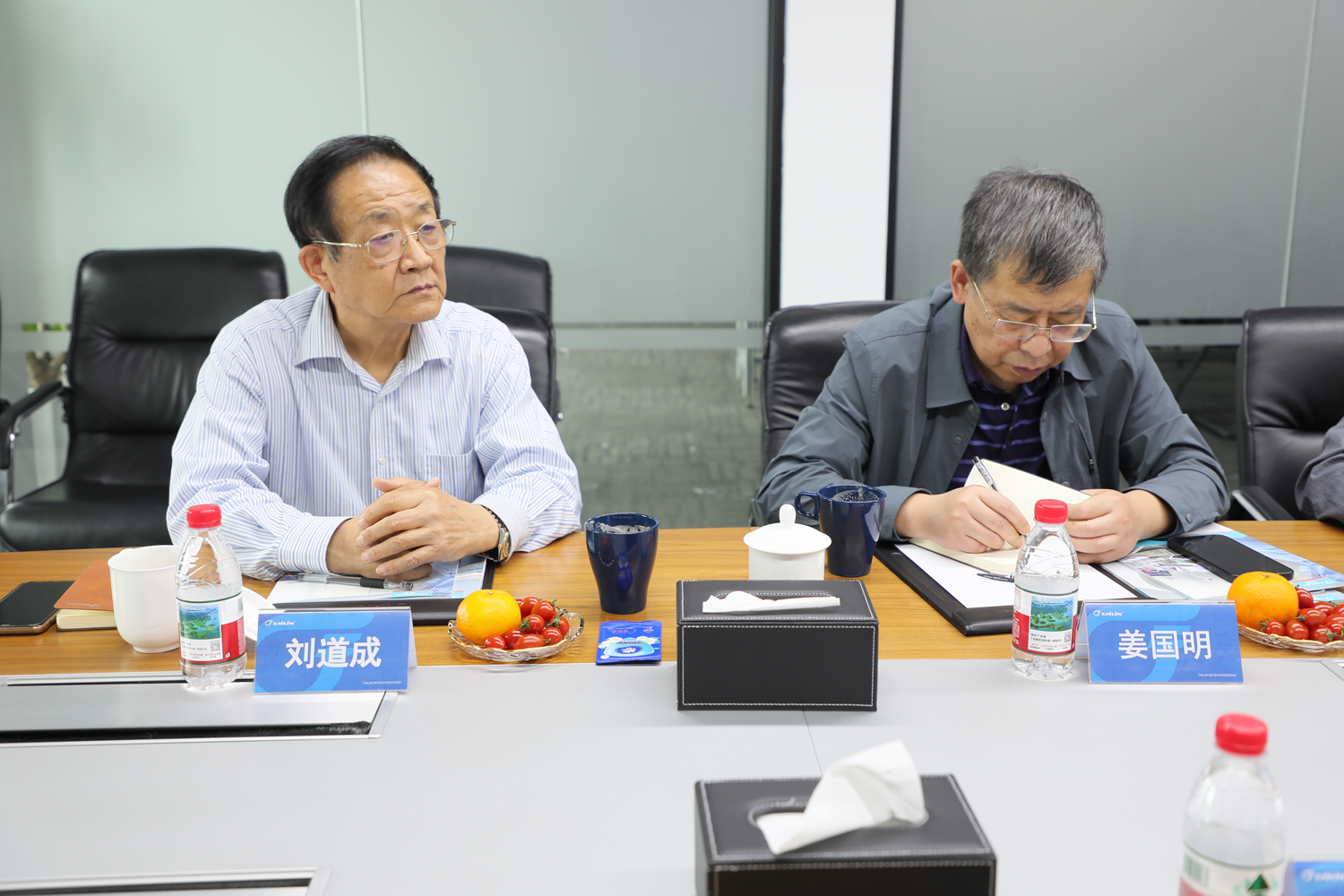 17477097098004595Ei9.png EF1A0484.png